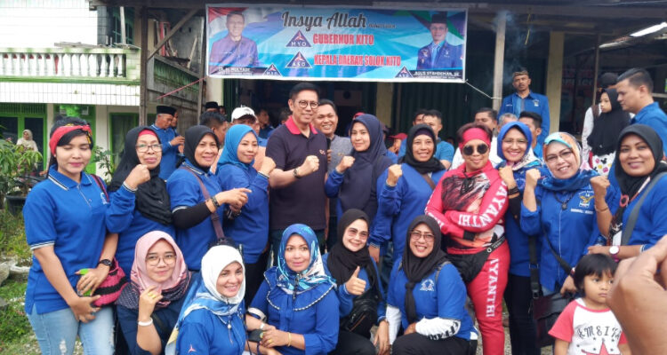 Kader Partai Demokrat Kabupaten Solok foto bersama dengan Anggota DPR-RI Mulyadi